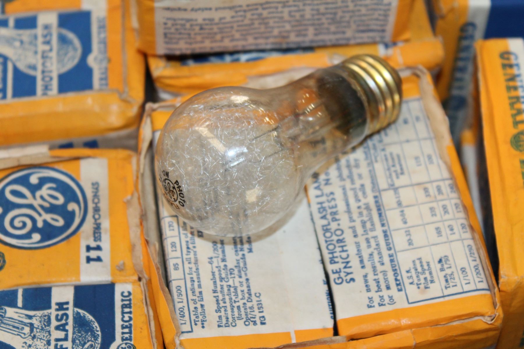 CASE OF GE VINTAGE FLASH BULBS - Big Valley Auction
