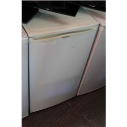 WHITE GOLDSTAR BAR FRIDGE