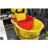 Image 2 : RUBBERMAID MOP BUCKET WITH WRINGER