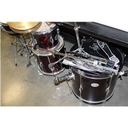 FIRST ACT DRUM SET