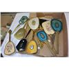 Image 2 : TOTE OF VANITY BRUSHES AND MIRRORS