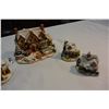 Image 2 : HAND PAINTED LILLIPUT LANE COLLECTIBLE CHRISTMAS HOUSE AND FOUR SMALL HOUSES