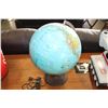 Image 3 : ROBOT TOY AND GLOBE