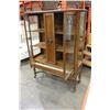 Image 3 : ANTIQUE 2 DOOR DISPLAY CABINET ON CASTORS