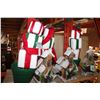 Image 2 : 3 CHRISTMAS HOUSES AND 3 STACK OF PRESENTS DECORATIONS