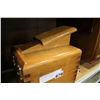 Image 2 : SHOE SHINE STAND