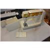 Image 1 : SINGER GENIE SEWING MACHINE