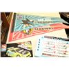 Image 2 : 2 MODELS VINTAGE HOCKEY GAME AND FLAG