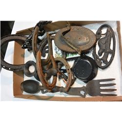 TRAY OF VINTAGE MINIATURE CAST IRON AND HORSESHOES ETC