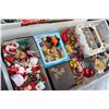 Image 3 : 2 TOTES OF VINTAGE CHRISTMAS ORNAMENTS