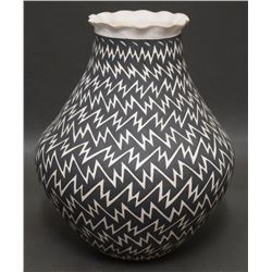 ACOMA POTTERY VASE (PATRICIO)