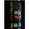 Image 7 : DARREN YELTON, 10' TALL TOTEM POLE OF A BALD EAGLE STANDING ON A KILLER WHALE, MADE FROM 300 YEAR