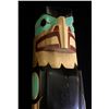 Image 8 : DARREN YELTON, 10' TALL TOTEM POLE OF A BALD EAGLE STANDING ON A KILLER WHALE, MADE FROM 300 YEAR