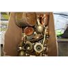 Image 1 : BOX OF BRAS AND METAL WARE