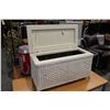 Image 1 : WHITE WICKER TRUNK