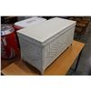 Image 2 : WHITE WICKER TRUNK