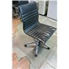 Image 2 : ROLLING BLACK MODERN GAS LIFT OFFICE CHAIR