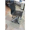 Image 2 : ROLLING BLACK MODERN GAS LIFT OFFICE CHAIR