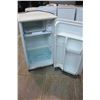 Image 2 : WHITE GOLDSTAR BAR FRIDGE