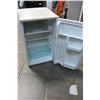 Image 2 : WHITE GOLDSTAR BAR FRIDGE