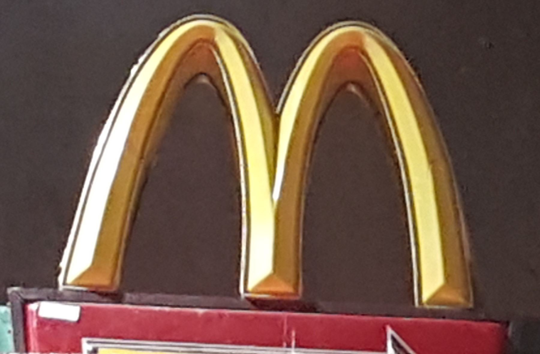 Mcdonalds england thru drive exterior reading berkshire restaurant gb alamy ORIGINAL MCDONALDS DRIVE THRU SIGN