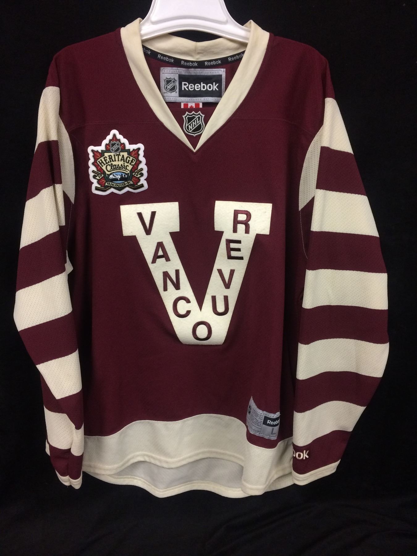 HERITAGE CLASSIC VANCOUVER CANUCKS HOCKEY JERSEY (SIZE LARGE) HERITAGE CLASSIC VANCOUVER CANUCKS HOCKEY JERSEY (SIZE LARGE)