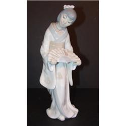 LLADRO STYLE STATUETTE OF YOUNG LADY