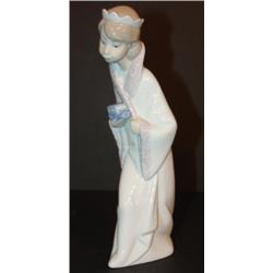 LLADRO STATUETTE OF ROBED FEMALE