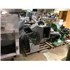 Image 2 : WHITE INDUSTRIAL SAND BLASTING CABINET WITH BLOWER FANS