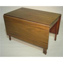 WILLIAMSBURG GALLERIES MAHOGANY DINING TABLE