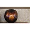 Image 2 : 2 Bracketed Wooden Shelf w/ 2 Glass Swirl Vases