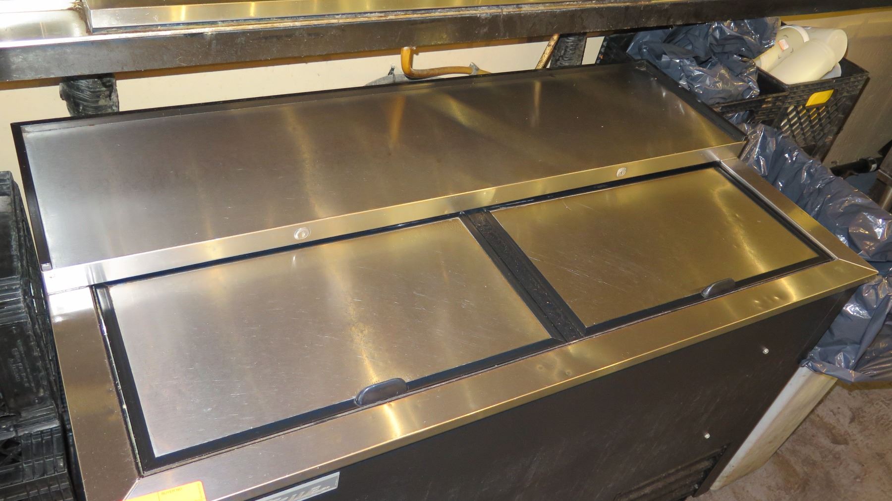 True Td 50 18 Horizontal 50 Bottle Beer Cooler Holds 396 12oz Bottles Oahu Auctions True Td 50 18 Horizontal 50 Bottle Beer Cooler Holds 396 12oz Bottles Oahu Auctions