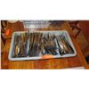 Image 3 : 2 Trays of Forks and Knives