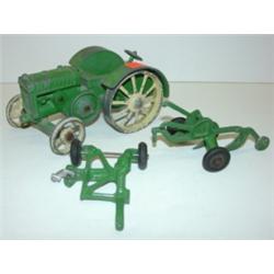 VINTAGE CAST IRON JOHN DEERE TRACTOR