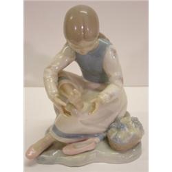 LLADRO STATUETTE OF YOUNG GIRL
