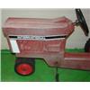 Image 2 : INTERNATIONAL PEDAL TRACTOR