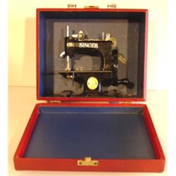 CHILD'S MINIATURE SINGER SEWING MACHINE
