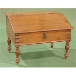 VIRGINIA WALNUT PLANTER'S WAGON DESK