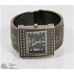 NEW PEWTER LOOK QUARTZ WATCH WITH SPRING BAND &