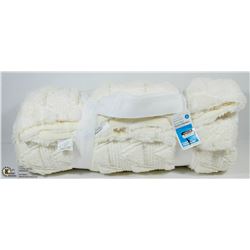 ROOM ESSENTIALS TWIN SIZE FUZZY THROW BLANKET W/