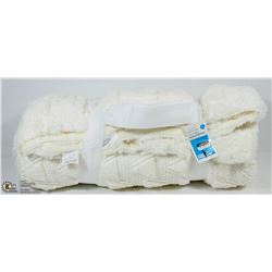 ROOM ESSENTIALS TWIN SIZE FUZZY THROW BLANKET W/