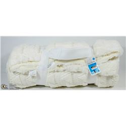 ROOM ESSENTIALS TWIN SIZE FUZZY THROW BLANKET W/