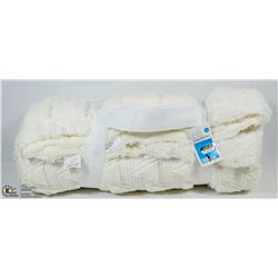 ROOM ESSENTIALS TWIN SIZE FUZZY THROW BLANKET W/