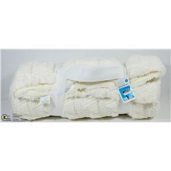 ROOM ESSENTIALS TWIN SIZE FUZZY THROW BLANKET W/
