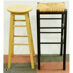 2 BAR STOOLS INCL WICKER TOP AND SOLID WOOD ONE