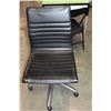 Image 2 : ROLLING BLACK MODERN GAS LIFT OFFICE CHAIR