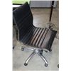 Image 2 : ROLLING BLACK MODERN GAS LIFT OFFICE CHAIR