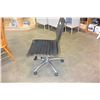 Image 3 : ROLLING BLACK MODERN GAS LIFT OFFICE CHAIR