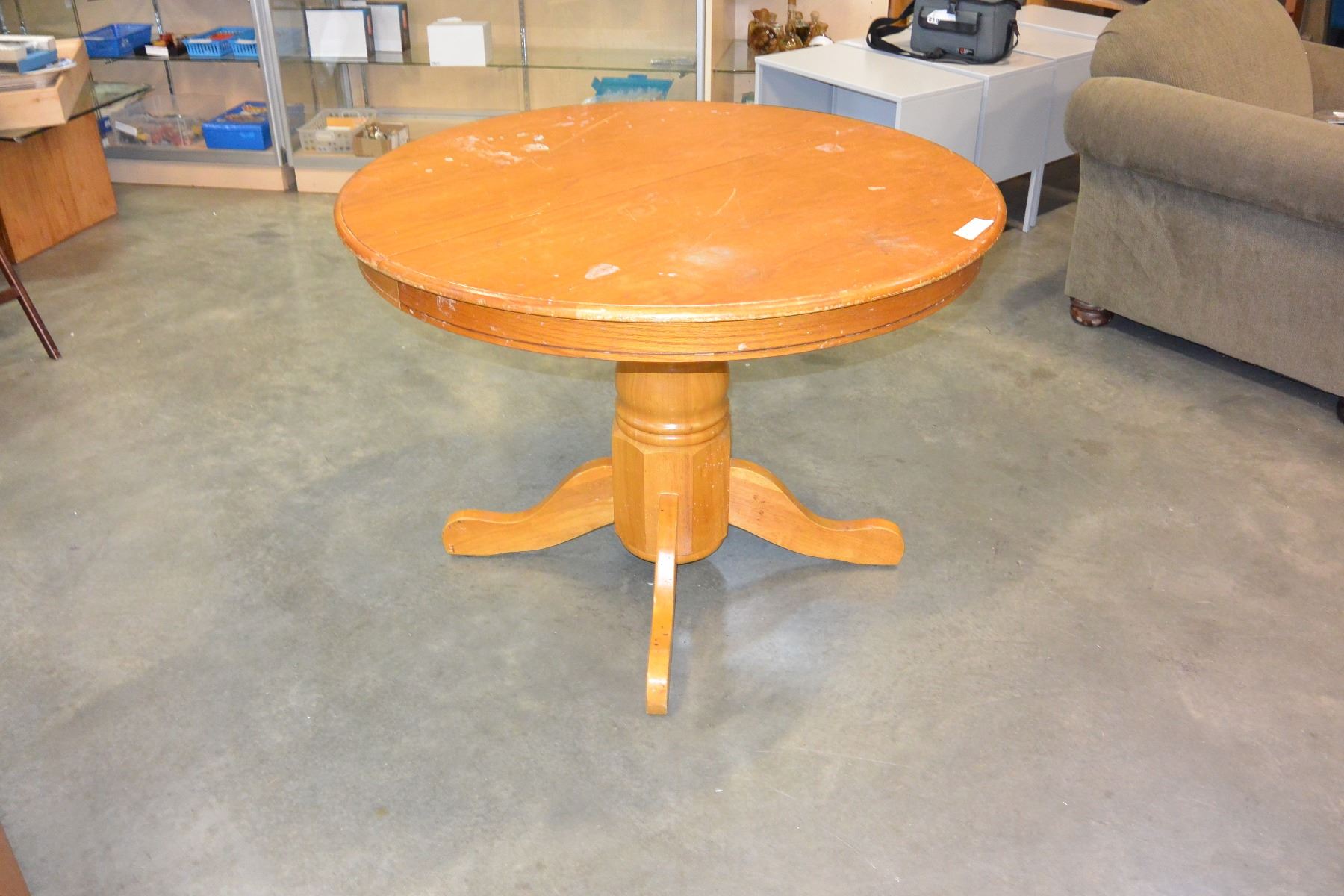 ROUND OAK DINING TABLE WITH 4 PRESSBACK CHAIRS AND LEAF Big Valley
