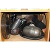 Image 1 : SHELF OF ESTATE DECOATIVE METAL WARES
